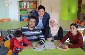 Rowan (4), Vater Sinan Alghraibi, Dipl.Päd. Andrea Neuwirth von der NMS, Mutter Hanan und Rozan (10)